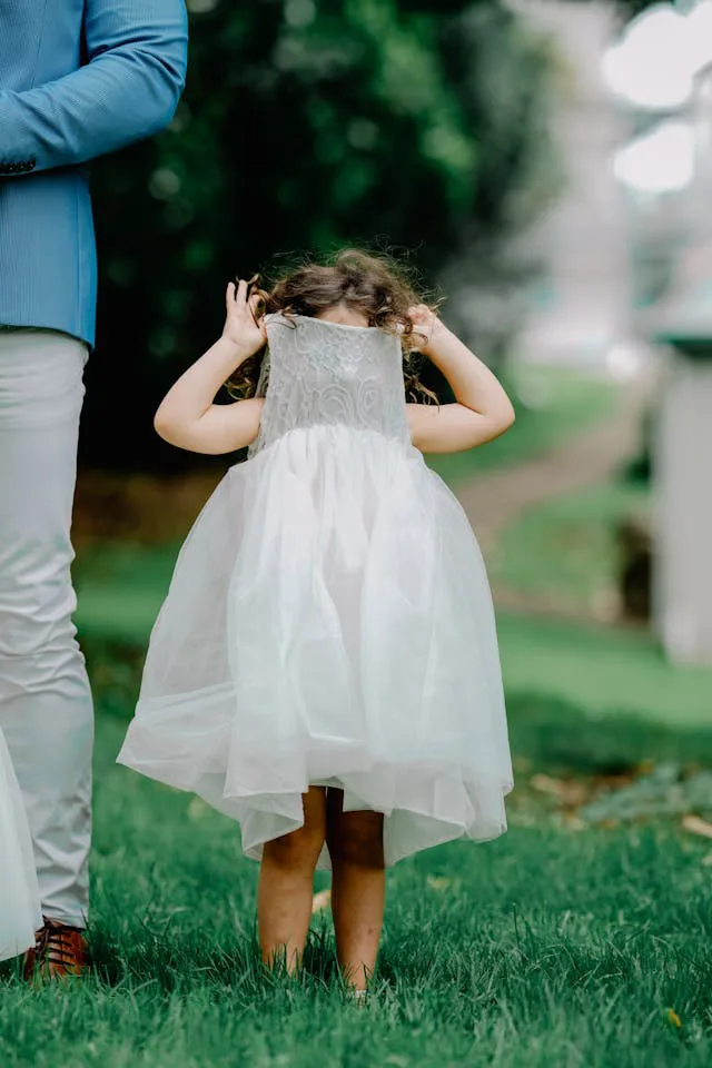 Foto de Mushtaq Hussain: https://www.pexels.com/es-es/foto/nina-hierba-cesped-en-pie-16855945/